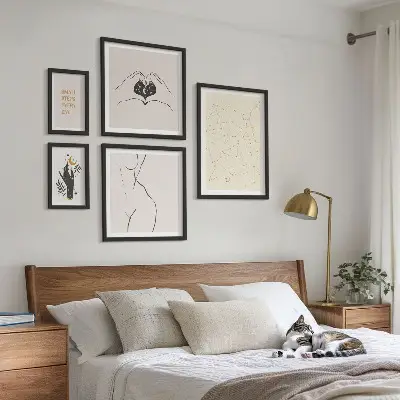 Poliptyk v rámu minimalistické vesmírné motivy