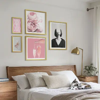 Sada obrazů do ložnice chladná žena s vínem a kouřem