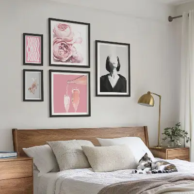 Sada obrazů do ložnice chladná žena s vínem a kouřem