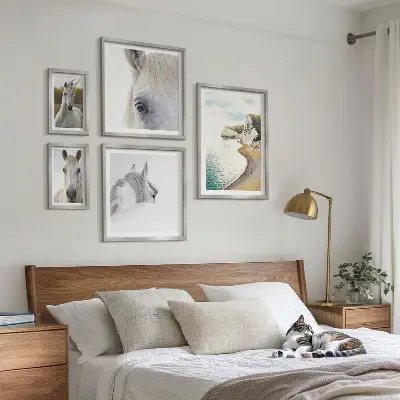 Poliptyk v rámu koně na pláži v minimalistickém stylu