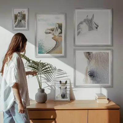 Poliptyk v rámu koně na pláži v minimalistickém stylu