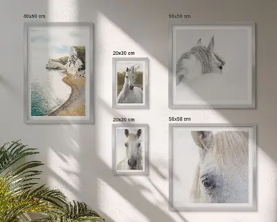 Poliptyk v rámu koně na pláži v minimalistickém stylu