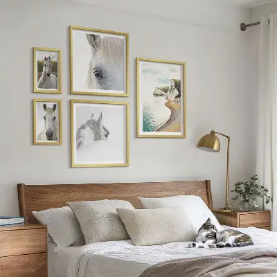 Poliptyk v rámu koně na pláži v minimalistickém stylu