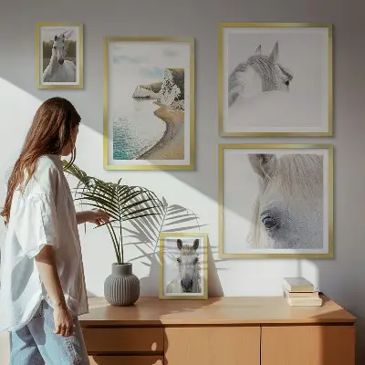 Poliptyk v rámu koně na pláži v minimalistickém stylu
