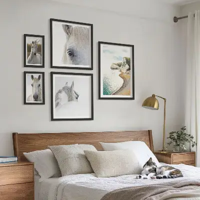 Poliptyk v rámu koně na pláži v minimalistickém stylu