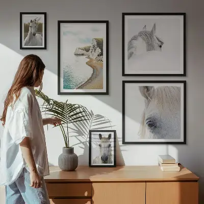 Poliptyk v rámu koně na pláži v minimalistickém stylu