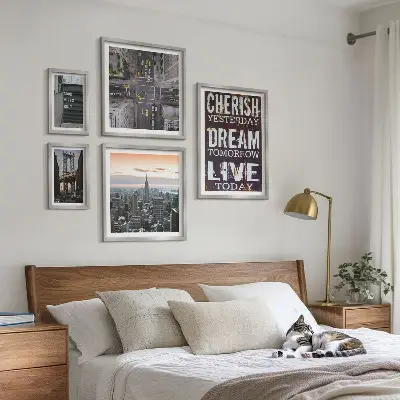 Sada obrazů do ložnice s inspirativními městskými slogany