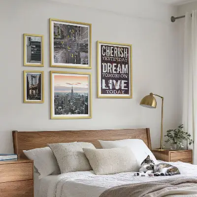 Sada obrazů do ložnice s inspirativními městskými slogany
