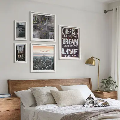 Sada obrazů do ložnice s inspirativními městskými slogany