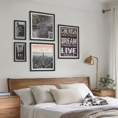 Sada obrazů do ložnice s inspirativními městskými slogany