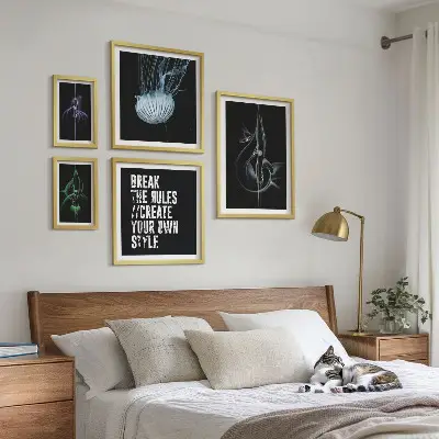 Sada obrazů do ložnice s abstraktními kreativními motivy