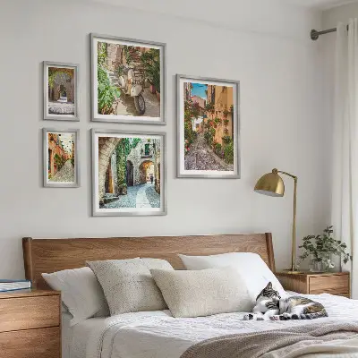 Sada obrazů do ložnice okouzlující uličky s květinami