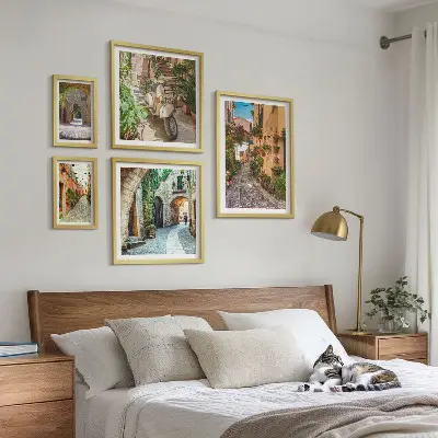 Sada obrazů do ložnice okouzlující uličky s květinami