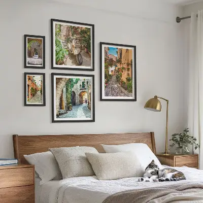 Sada obrazů do ložnice okouzlující uličky s květinami