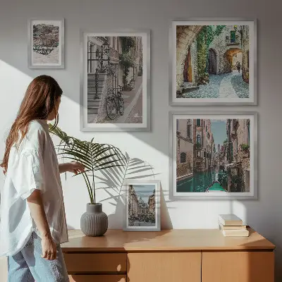 Sada obrazů do ložnice okouzlující uličky s koly