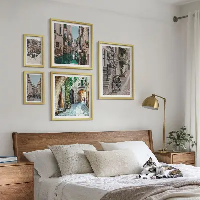 Sada obrazů do ložnice okouzlující uličky s koly