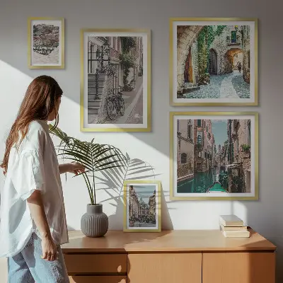 Sada obrazů do ložnice okouzlující uličky s koly