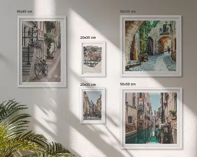 Sada obrazů do ložnice okouzlující uličky s koly