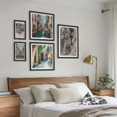 Sada obrazů do ložnice okouzlující uličky s koly