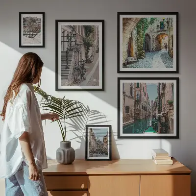 Sada obrazů do ložnice okouzlující uličky s koly