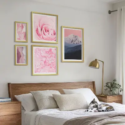 Moderní obrazy do ložnice růžové krajiny s květinami