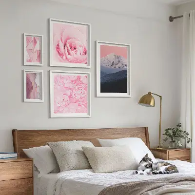 Moderní obrazy do ložnice růžové krajiny s květinami
