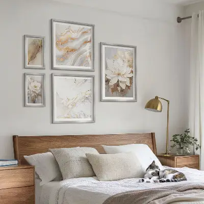 Sada obrazů do ložnice elegantní květinové kompozice