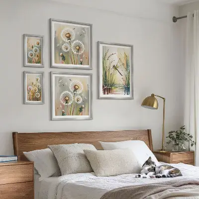Sada obrazů do ložnice květinové vážky v přírodním stylu