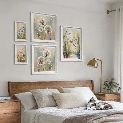 Sada obrazů do ložnice květinové vážky v přírodním stylu