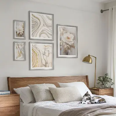 Sada obrazů do ložnice abstraktní květinové motivy v elegantním stylu