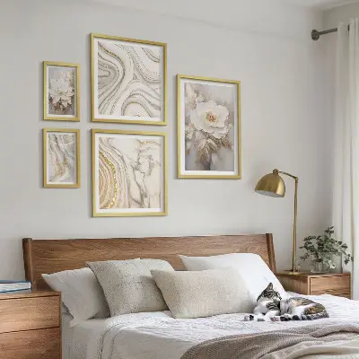 Sada obrazů do ložnice abstraktní květinové motivy v elegantním stylu
