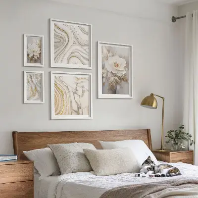 Sada obrazů do ložnice abstraktní květinové motivy v elegantním stylu