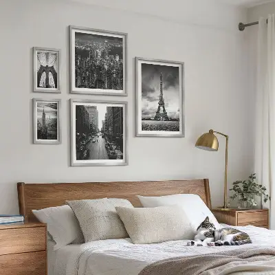 Sada obrazů do ložnice s motivem černobílých architektonických ikon
