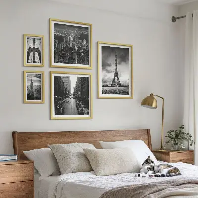 Sada obrazů do ložnice s motivem černobílých architektonických ikon