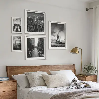 Sada obrazů do ložnice s motivem černobílých architektonických ikon