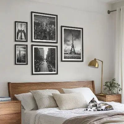 Sada obrazů do ložnice s motivem černobílých architektonických ikon