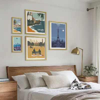 Sada obrazů do ložnice evropská města s retro ikonou
