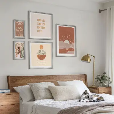 Poliptyk v rámu s motivem pozitivních sloganů v boho stylu