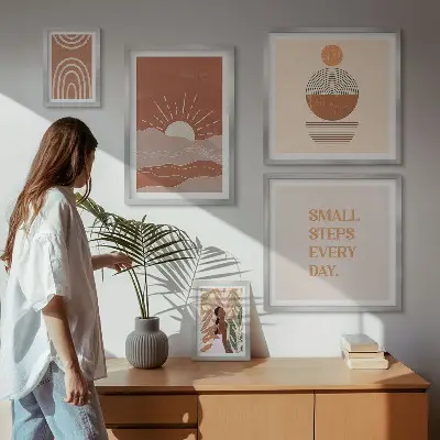Poliptyk v rámu s motivem pozitivních sloganů v boho stylu