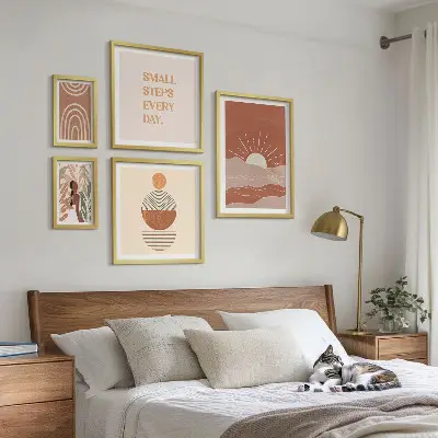 Poliptyk v rámu s motivem pozitivních sloganů v boho stylu