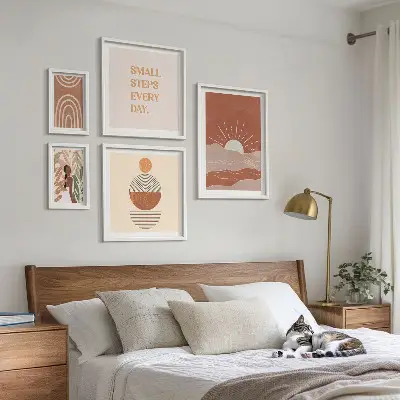 Poliptyk v rámu s motivem pozitivních sloganů v boho stylu