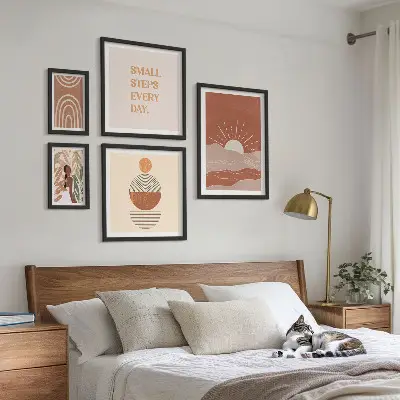 Poliptyk v rámu s motivem pozitivních sloganů v boho stylu