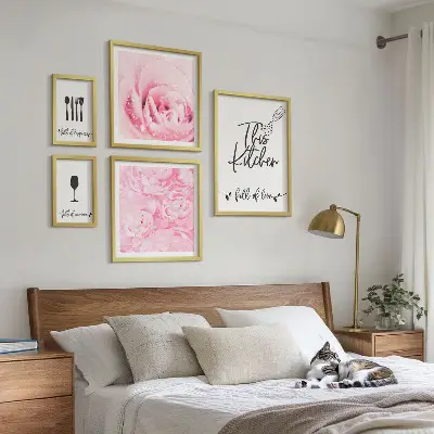 Sada obrazů do ložnice s motivem kuchyňských inspirací, růží a doplňků