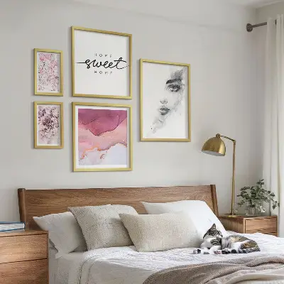 Poliptyk v rámu portréty žen s květinami v pastelových barvách