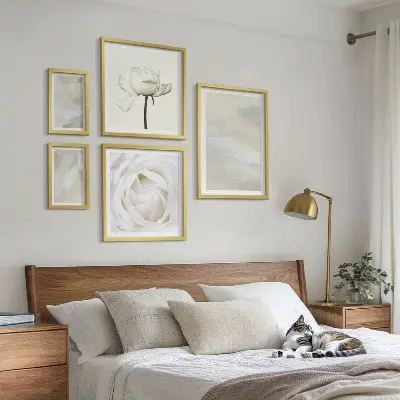Sada obrazů do ložnice květinové inspirace v bílé barvě