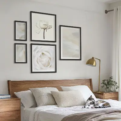 Sada obrazů do ložnice květinové inspirace v bílé barvě