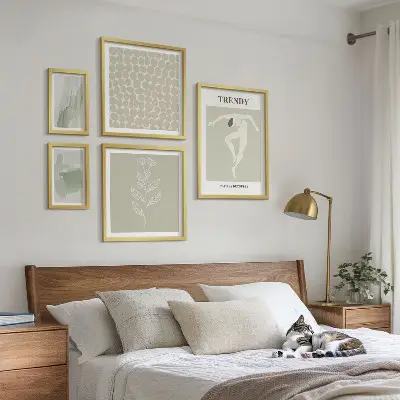Stylová grafika se zeleným motivem v rámu jako polyptych