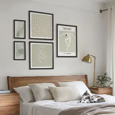 Stylová grafika se zeleným motivem v rámu jako polyptych