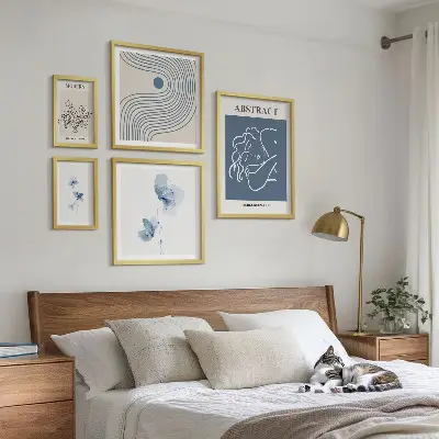 Sada obrazů do ložnice v moderním abstraktním květinovém stylu