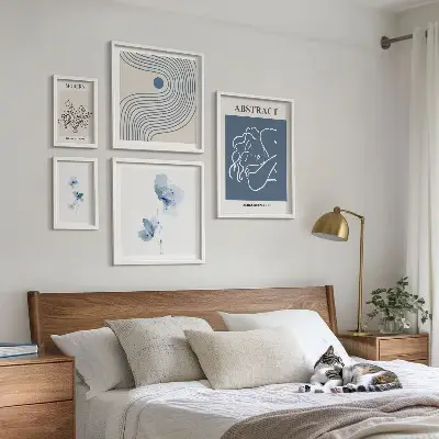Sada obrazů do ložnice v moderním abstraktním květinovém stylu